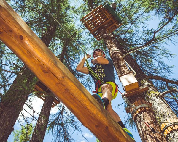 Passaggio sugli alberi del Larix Park a Livigno