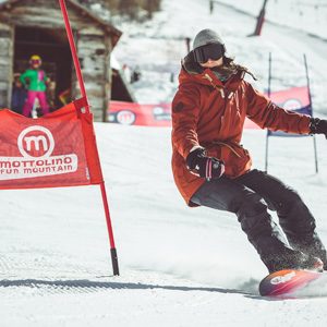 Snowboarder al Self Timing della ski area Mottolino a Livigno