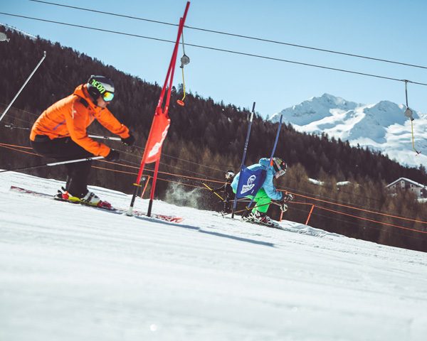 Amici durante una sfida al Self Timing della ski area Mottolino a Livigno