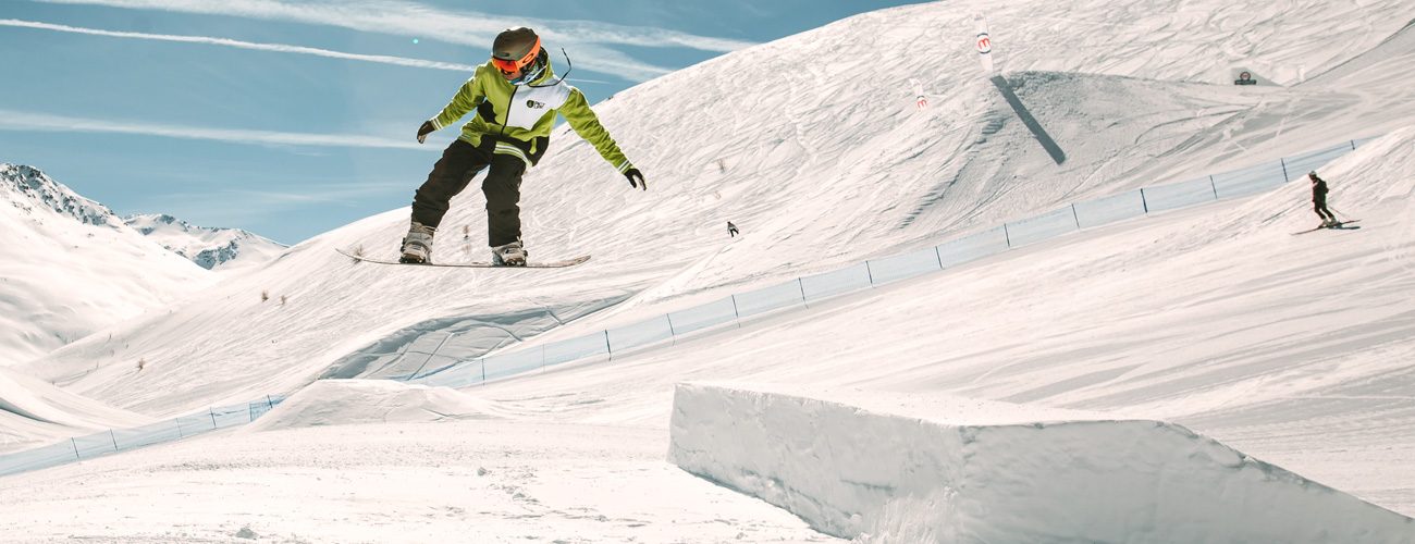 Salto con lo snowpark sulla linea M dello snowpark Mottolino a Livigno