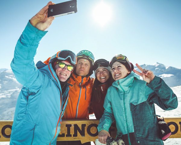 Amici in vacanza che si scattano un selfie sulla ski area Mottolino a Livigno